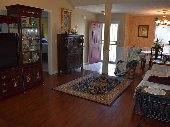2nd image of 119 Woods Edge Dr