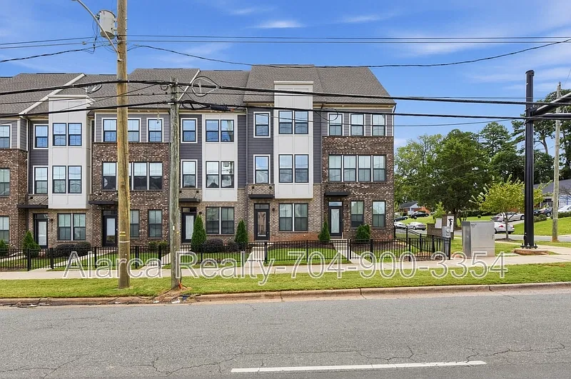 3737 S Tryon St