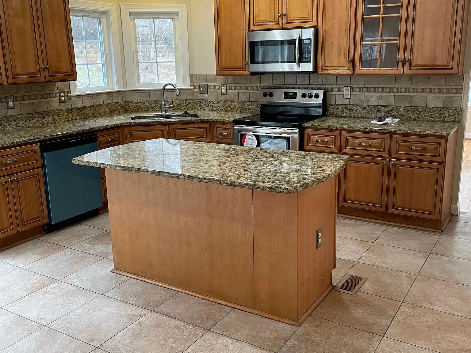 210 Earhart Ct — Photo 2