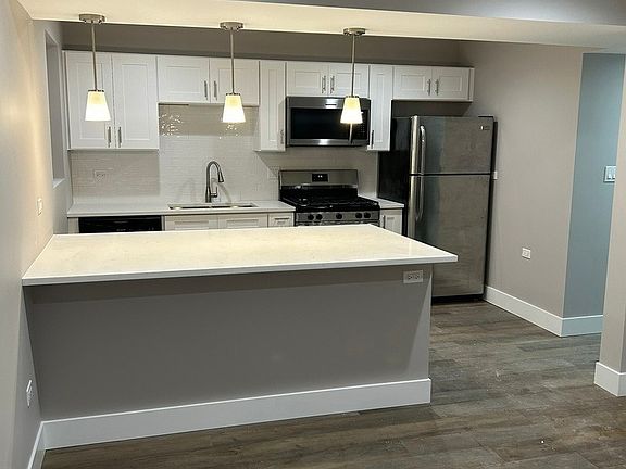 2nd image of 859 N Hoyne Ave #Gb