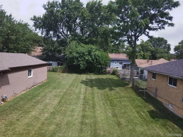 8275 Cadillac Ave, Warren, MI 48089