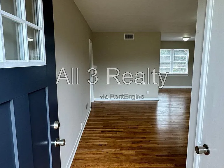 990 Parkwood Dr — Photo 4