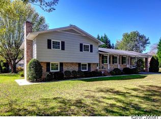 705 Shadywood Ln, Hendersonville, NC 28792