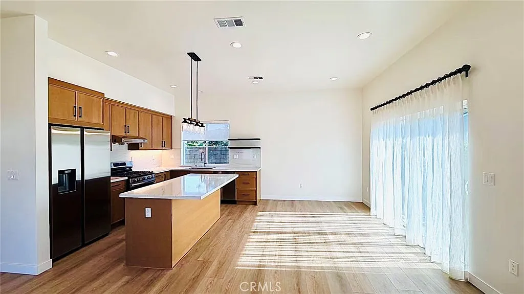 3 bed, 1200 sqft, $3,750 — Photo 4