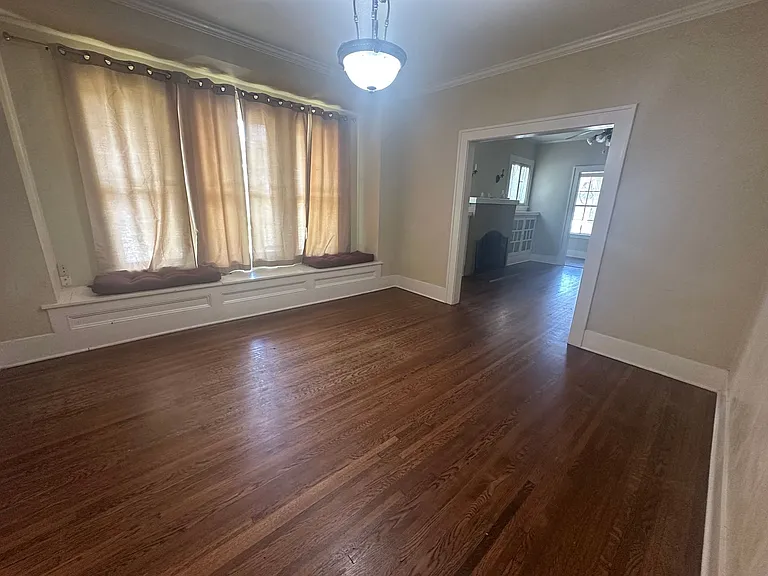 559 Gladstone Blvd — Photo 4
