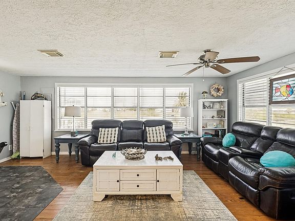 4th image of 3915 1st St