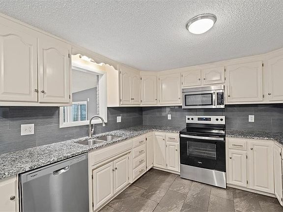 5th image of 4033 N Spruce Ave