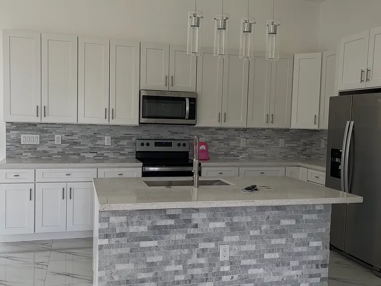 1330 NW 7th Pl — Photo 2