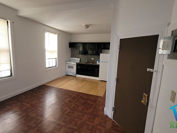 3rd image of 2010 Mapes Ave #3