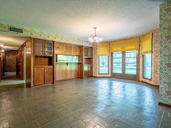 5th image of 2417 Country Club Dr