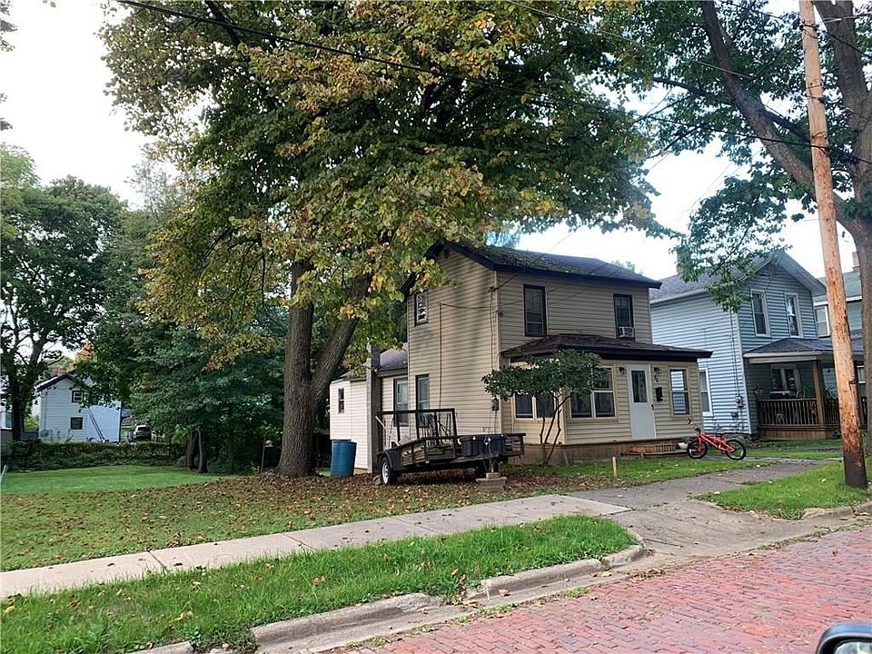 2nd image of 28 W 10th St