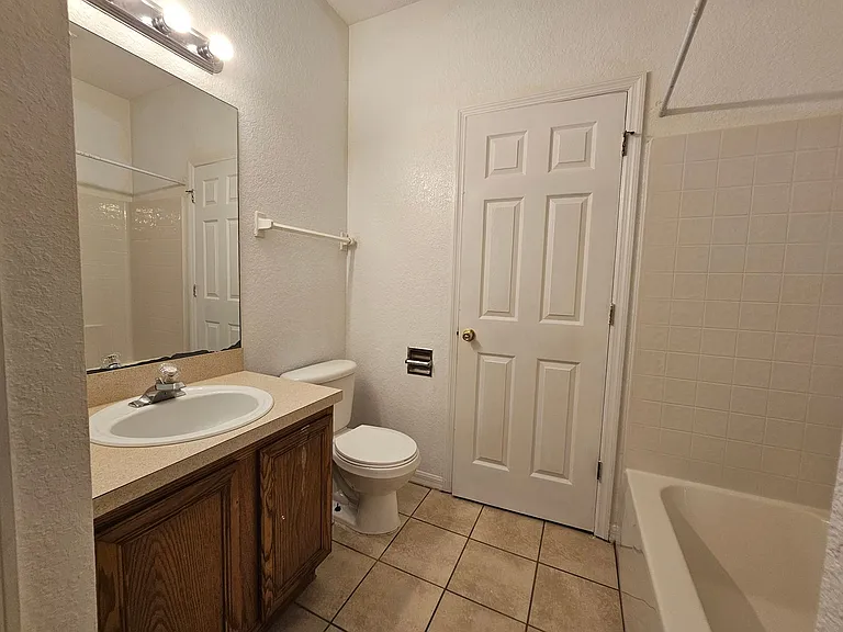 1004 Park Central Cir — Photo 9
