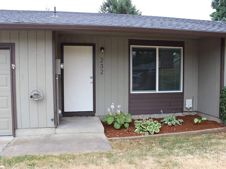 232 NE Palomar Ct — Photo 3
