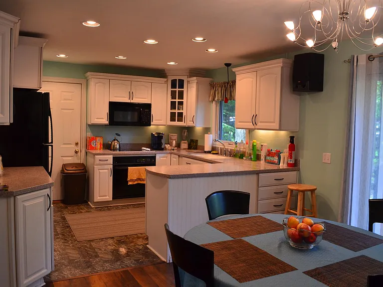 1009 Sycamore Dr — Photo 4