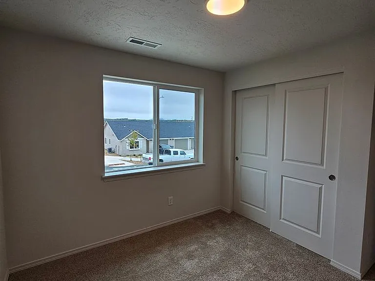 940 SE Starview Ave — Photo 7
