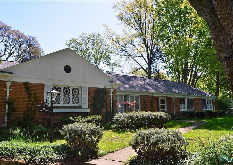 1st image of 11 Parkwood Dr