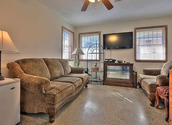 4th image of 5371 Charlotte Dr
