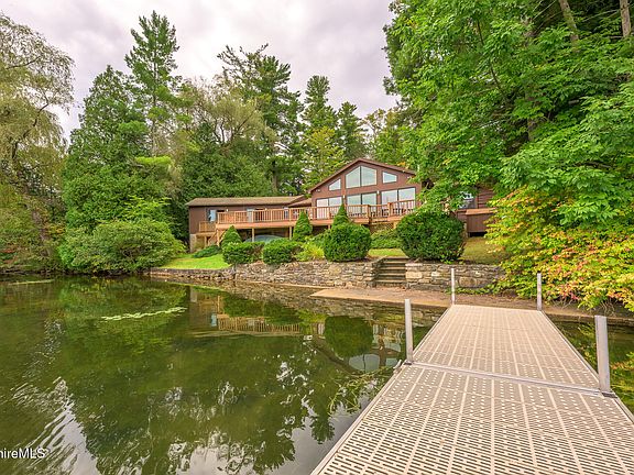 3rd image of 36 Lakeside Rd