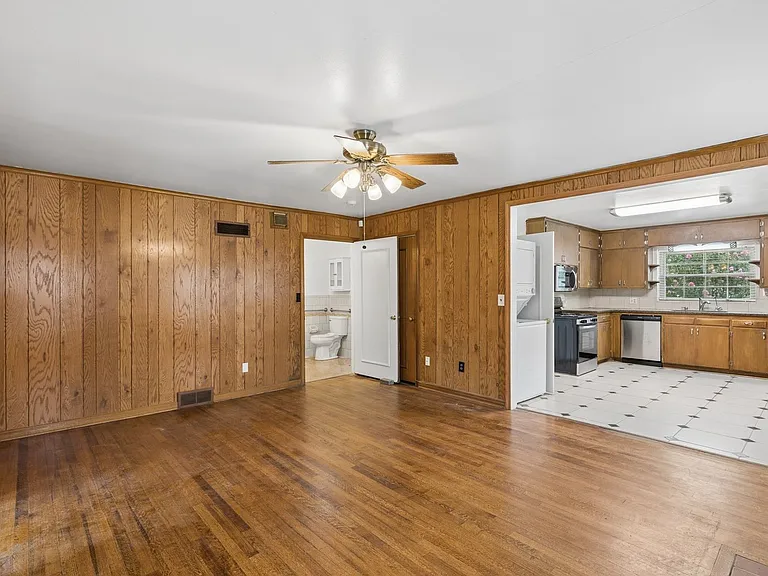 1108 Larchmont Ln — Photo 24