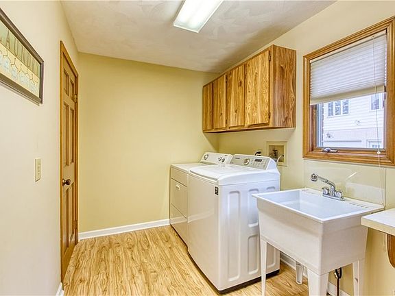 3rd image of 32 Timberlane Dr