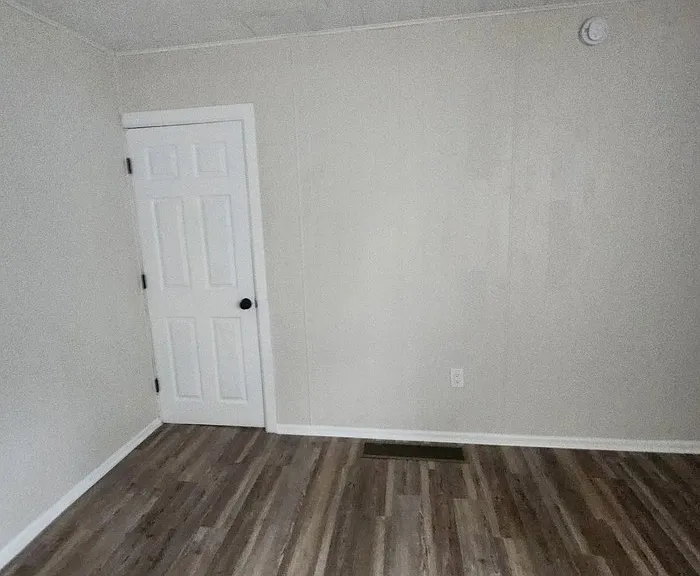 1008 Collier St — Photo 9