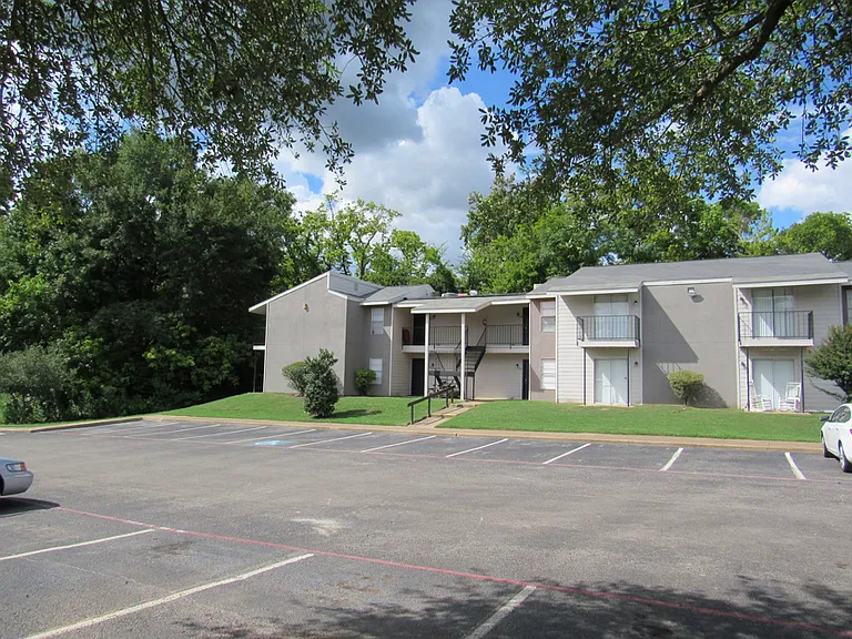 Oak Manor Apartments — Photo 12
