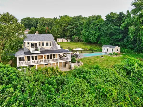 81 Hooper St, Tiverton, RI 02878