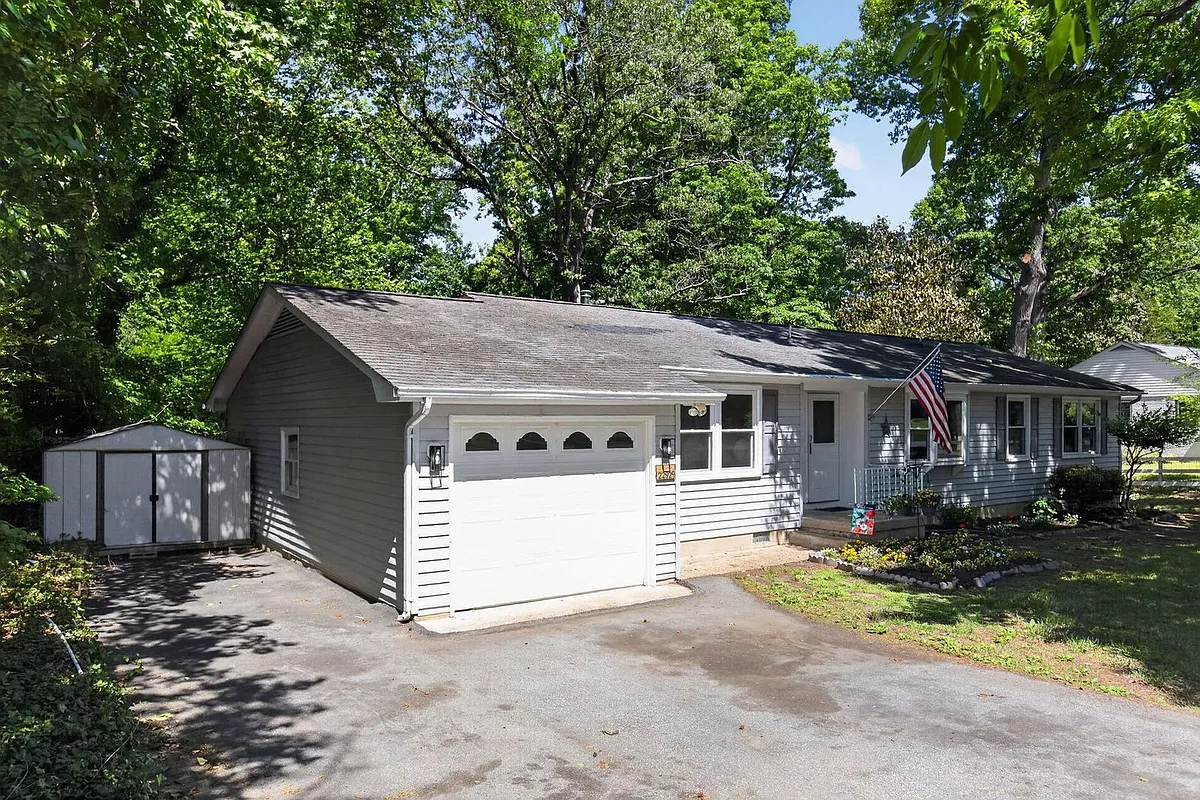 Building Photo - 22929 Town Creek Dr