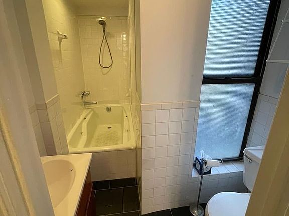 5th image of 263 E 10th St APT 6