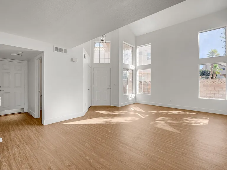 8005 Vision St — Photo 7