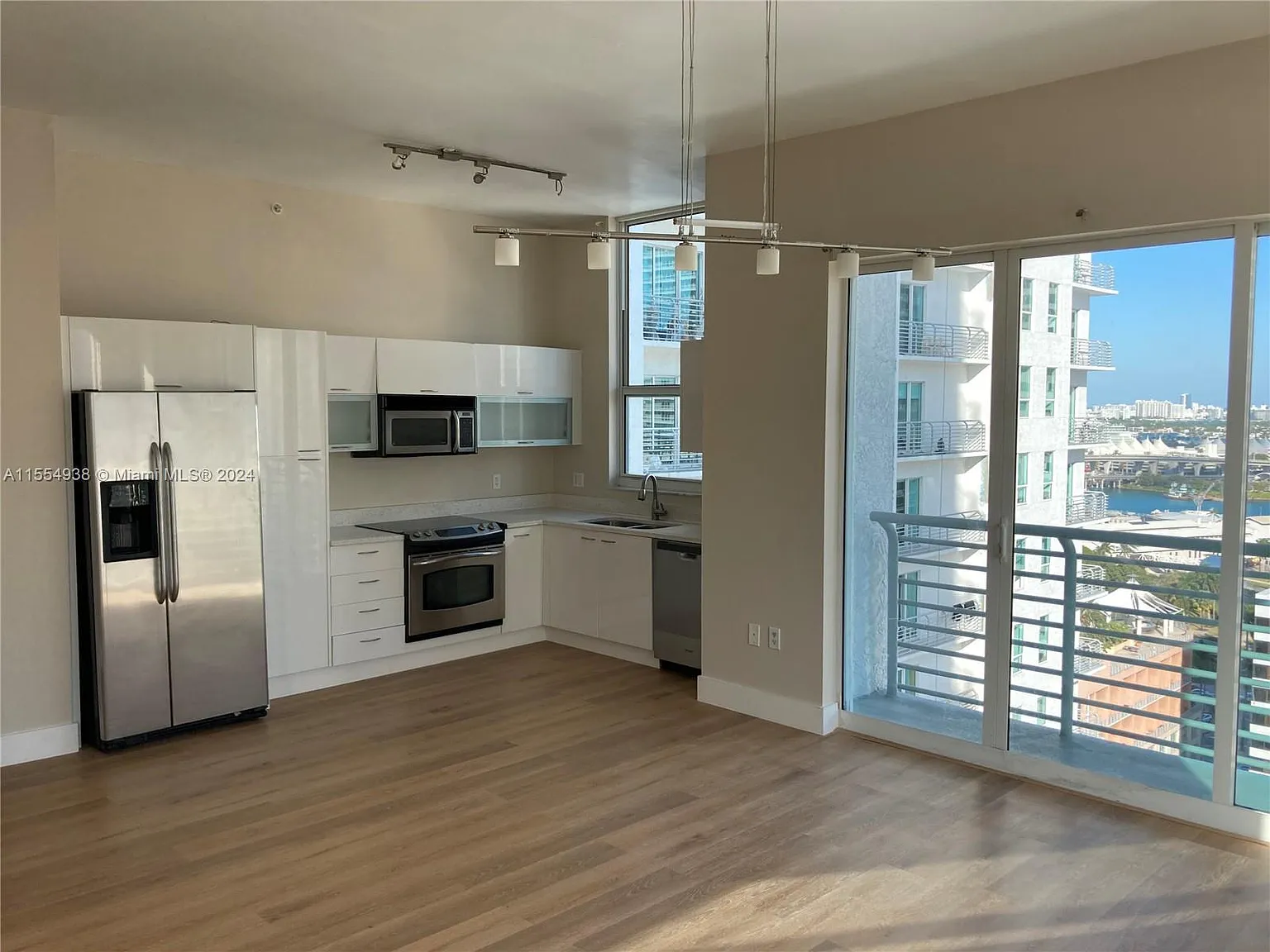 2 bed, 1036 sqft, $3,250 — Photo 3