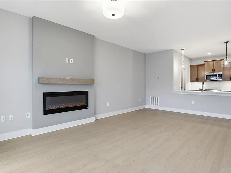 1195 Marina Pkwy — Photo 5