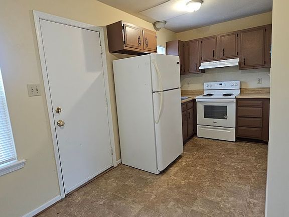 4th image of 11-13 Hedge Ln #13-C