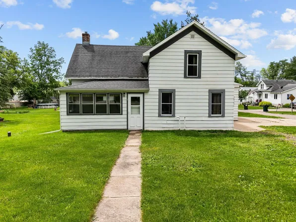 N4632 School St, New London, WI 54961