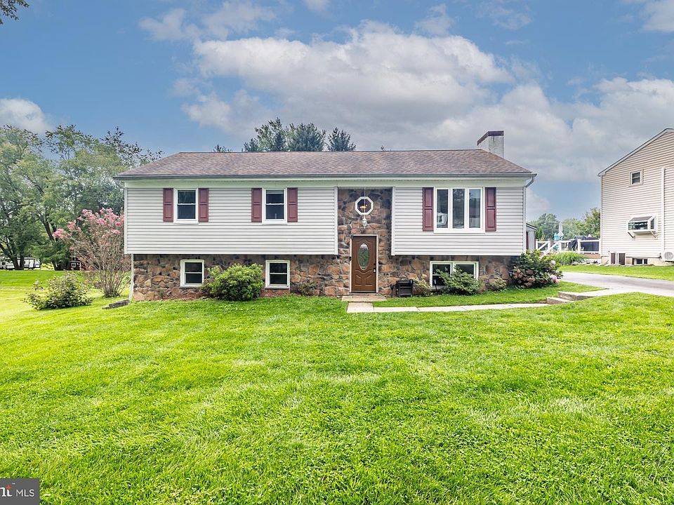 1st image of 430 Farmhouse Rd
