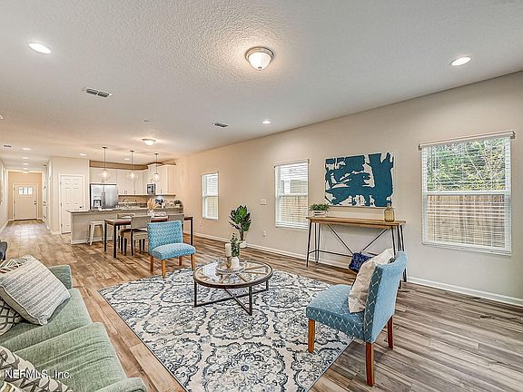 4th image of 928 3RD Avenue S