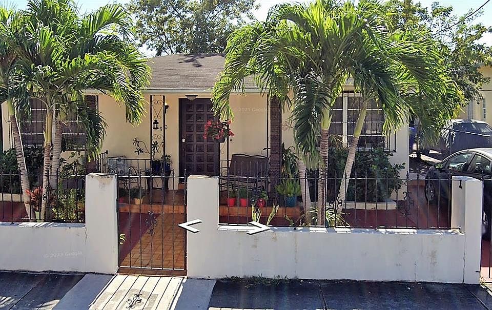 1st image of 910 SW 9th St