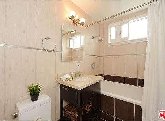 3rd image of 1028 19th St APT 4