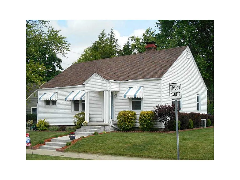 1302 W Wabash Ave photo 1