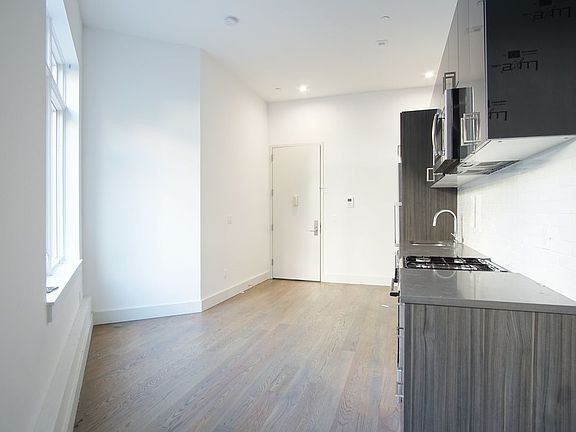 5th image of 995 Jefferson Ave APT 1B