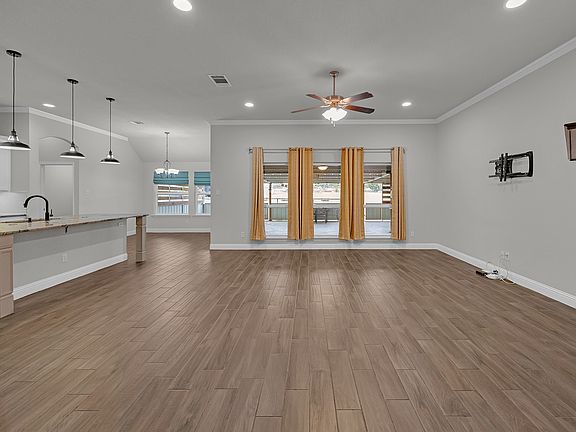 4th image of 120 Lone Star Way