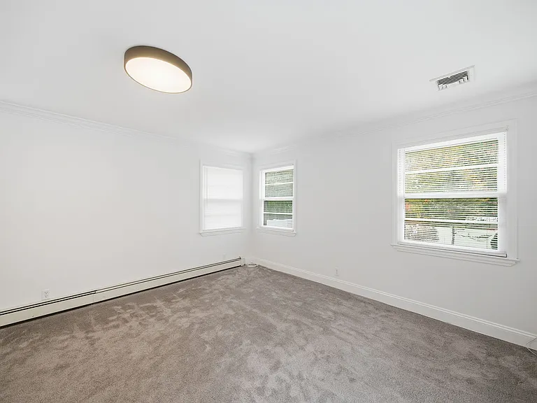 10 Lloyd Ave — Photo 18