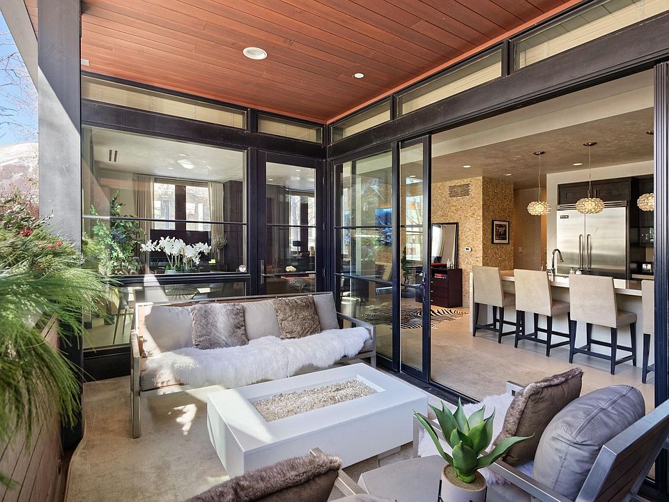 Enclosed Terrace with FirePit, Lounge and BBQ