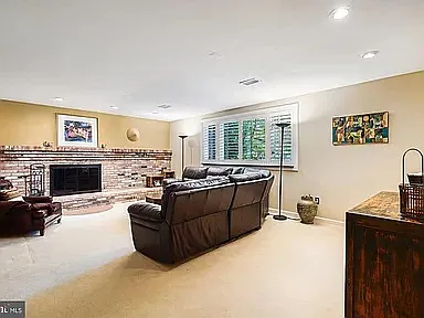 5 bed, 2517 sqft, $6,300 — Photo 3