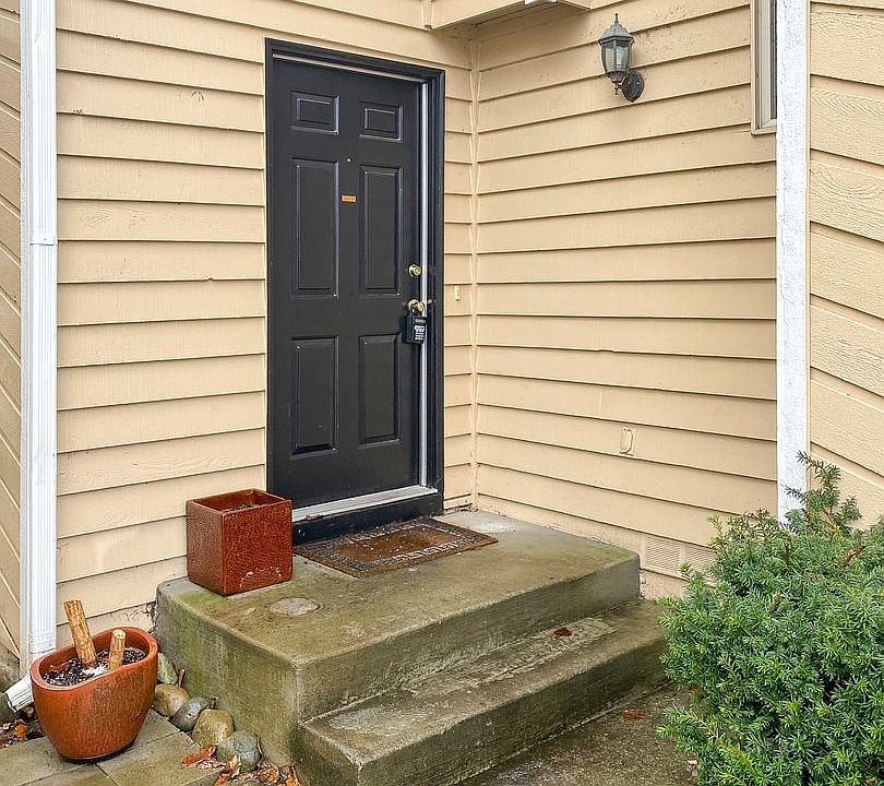 1st image of 942 28th St NE