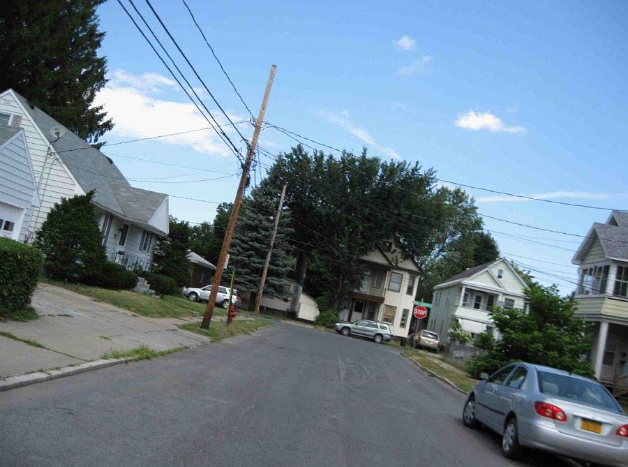 2nd image of 915 Vermont Ave