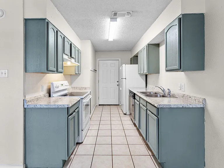 1629 Gordon St — Photo 1