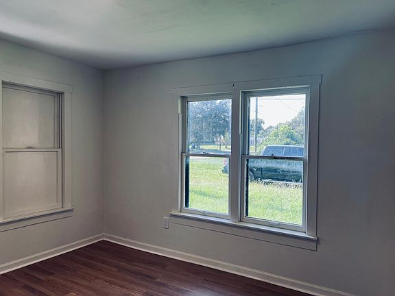 5th image of 947 2nd St SE