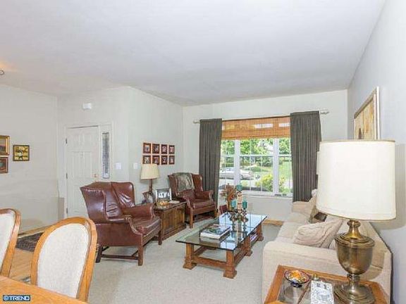 3rd image of 30 Stanford Rd E