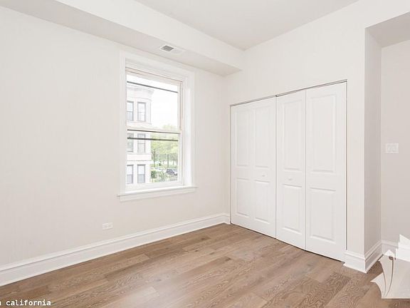 3rd image of 2543 N California Ave #1018